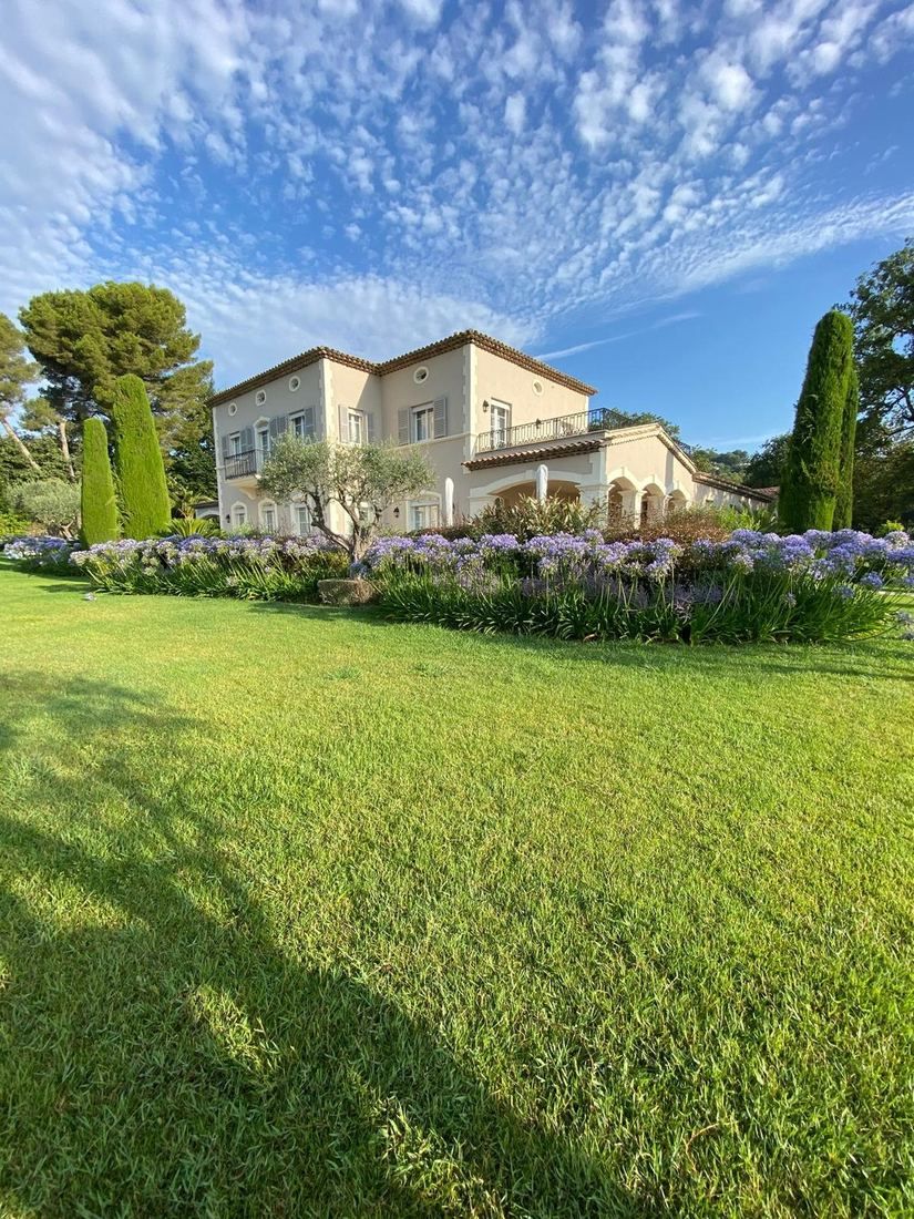 Bastide provençale rénovée avec sa toiture en tuiles