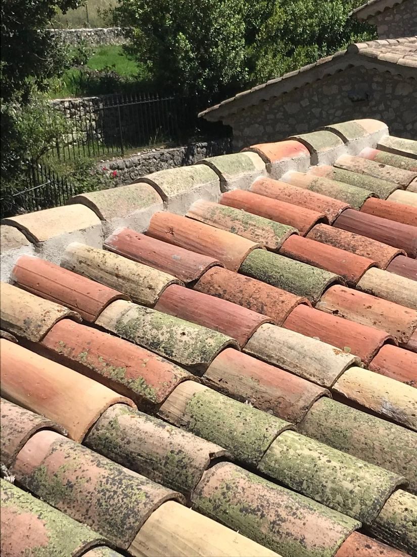 Charpente en bois d’un avant-toit