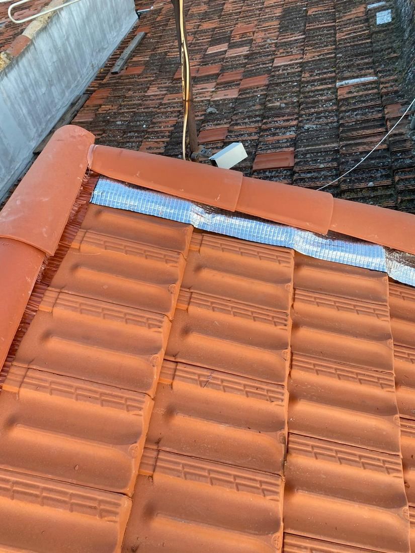 Couverture neuve en tuiles avec faîtage en zinc