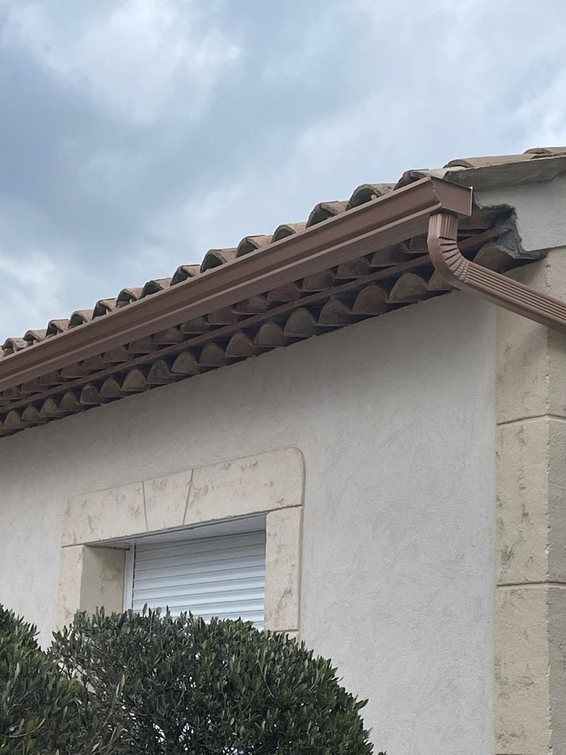 Maison avec sa toiture en tuiles et sa lucarne rénovées
