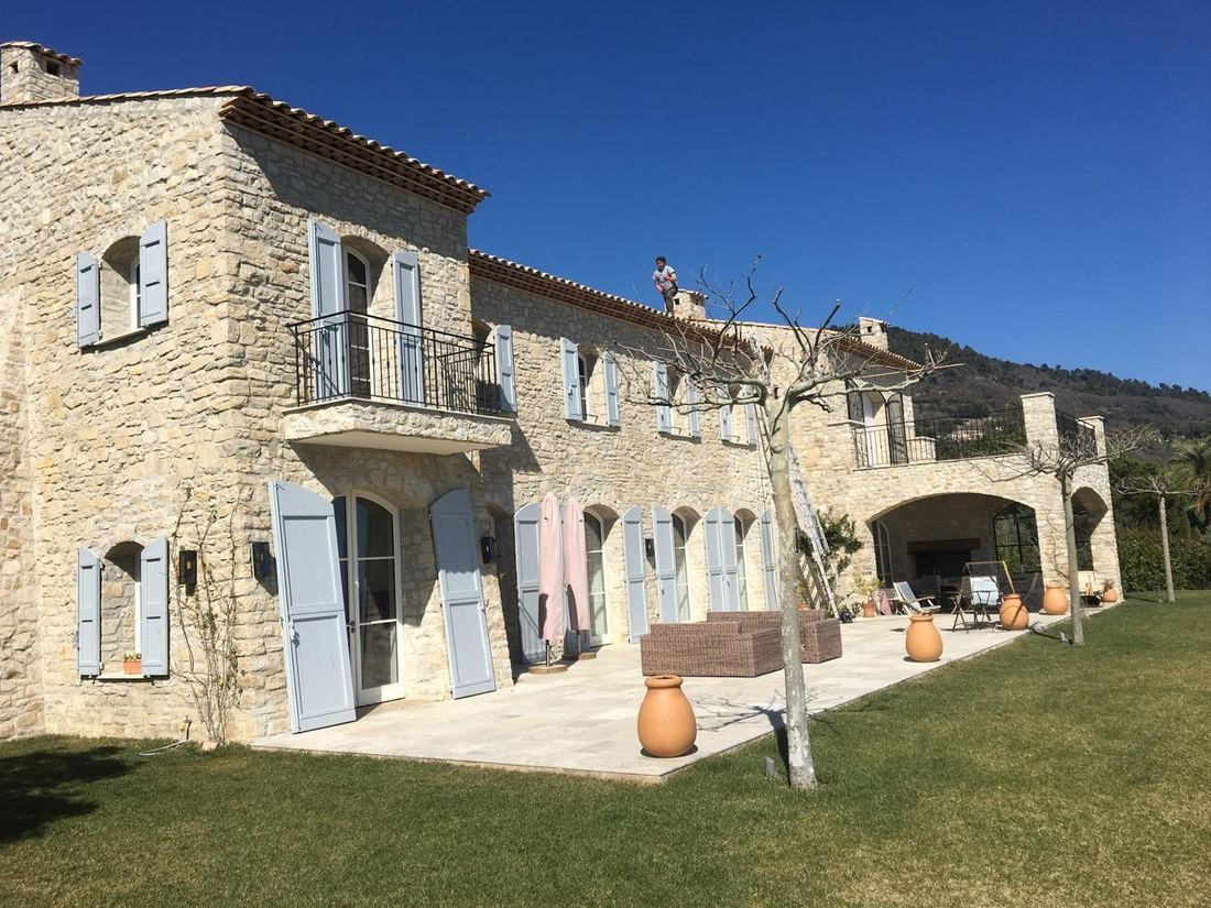 Mas provençal en pierre rénové avec sa toiture en tuiles