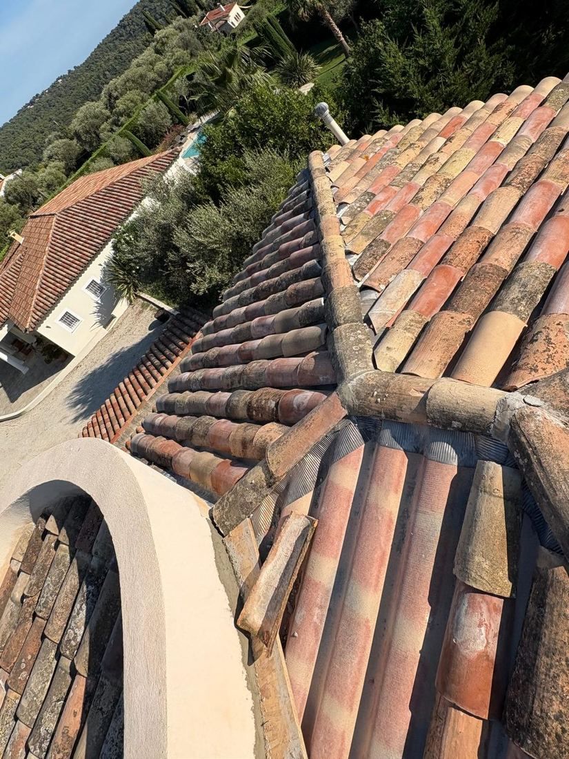 Toiture en tuiles rénovée avec vue sur les collines