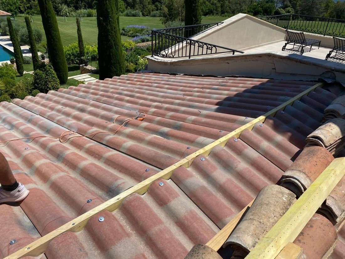 Toiture en tuiles avec cyprès de Provence