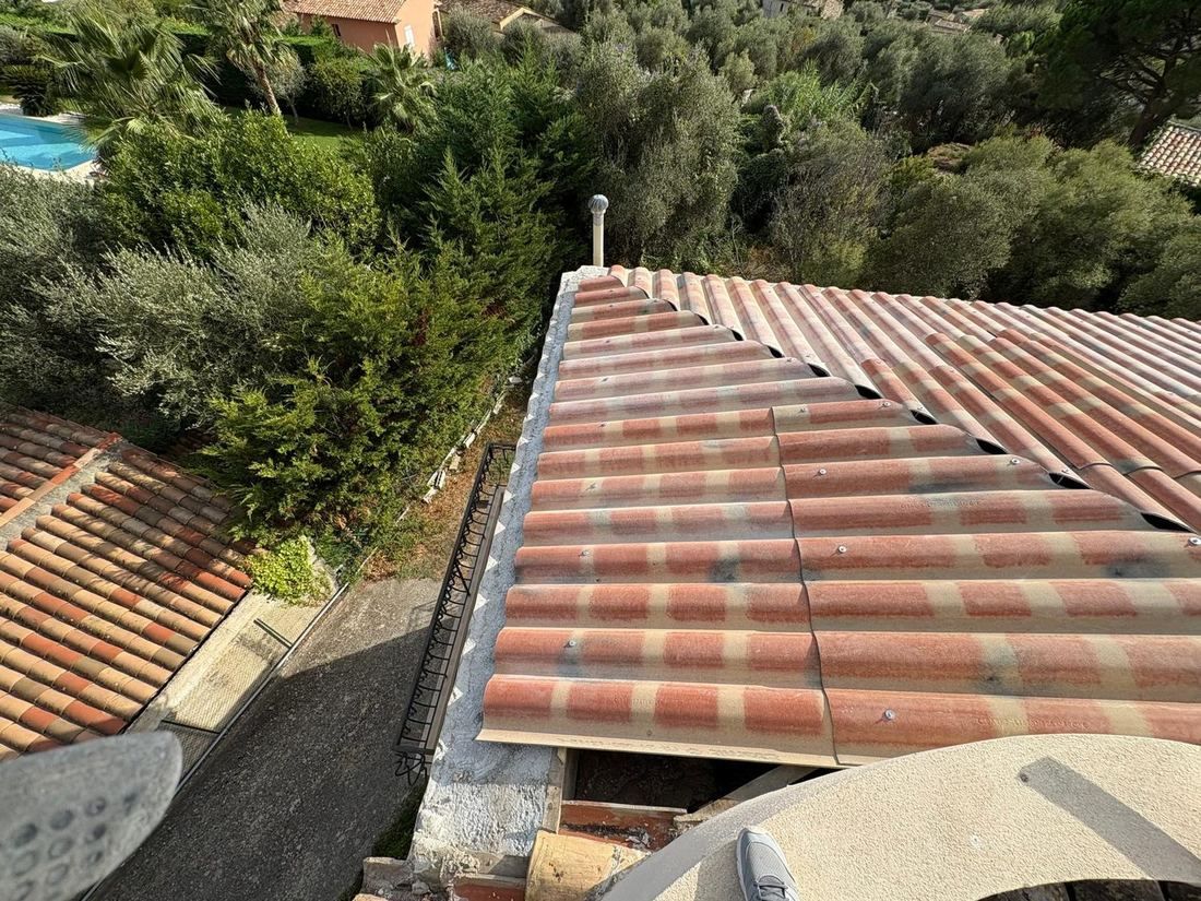 Toiture en tuiles rénovée avec vue panoramique sur les Alpes-Maritimes
