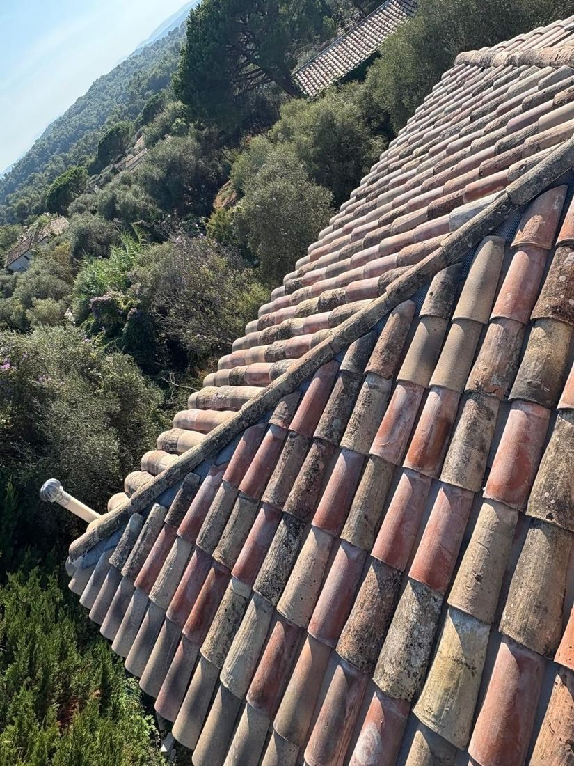 Toiture en tuiles avec vue sur la vallée