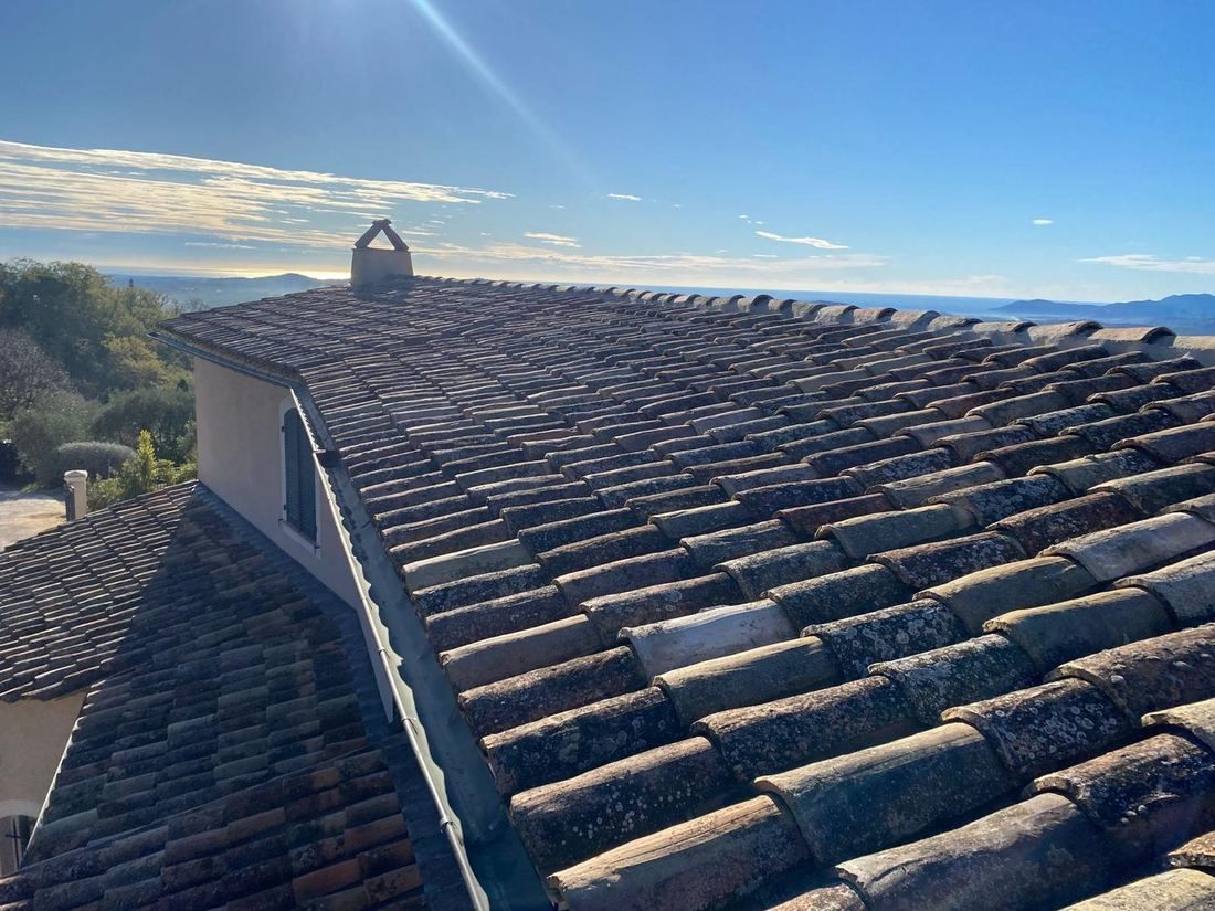 Toiture en tuiles avec vue sur les collines du 06