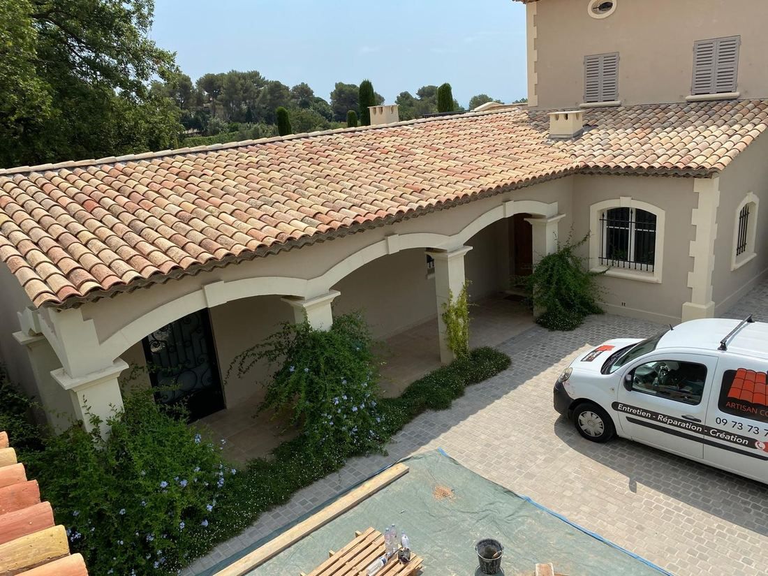 Toiture en tuiles d’une villa provençale à arches