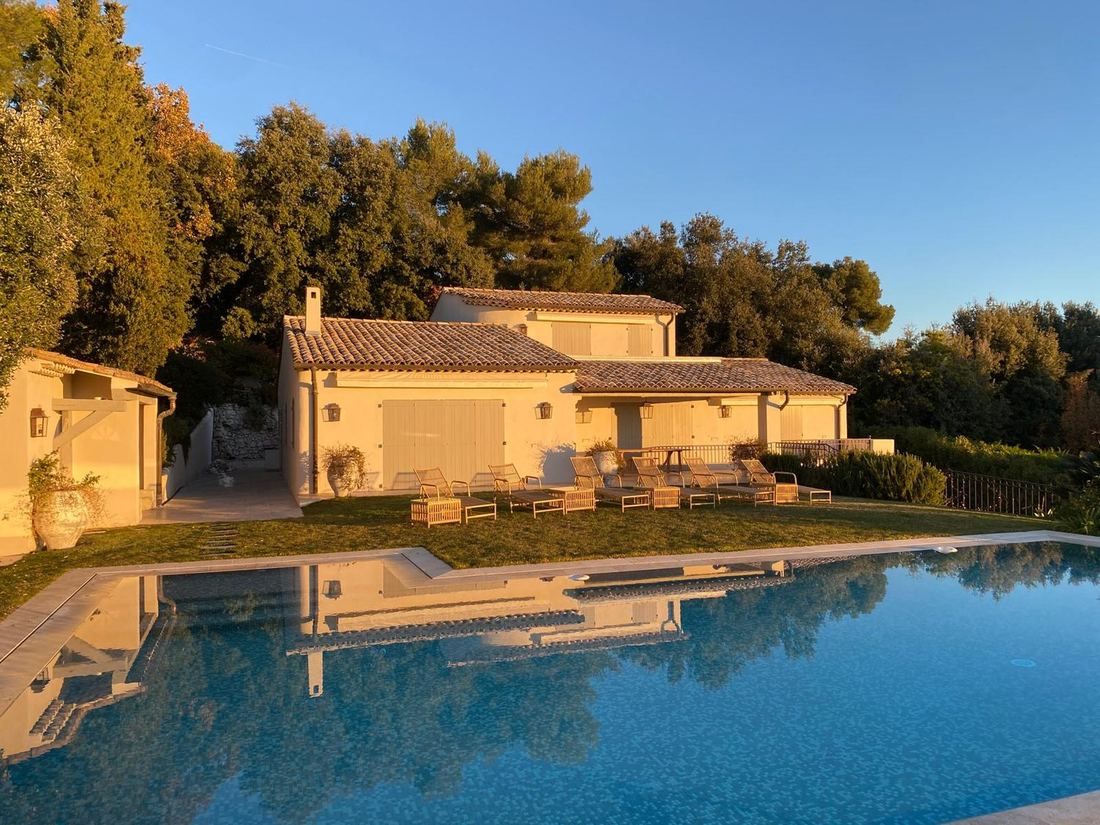 Toiture en tuiles d’une villa avec piscine dans les Alpes-Maritimes
