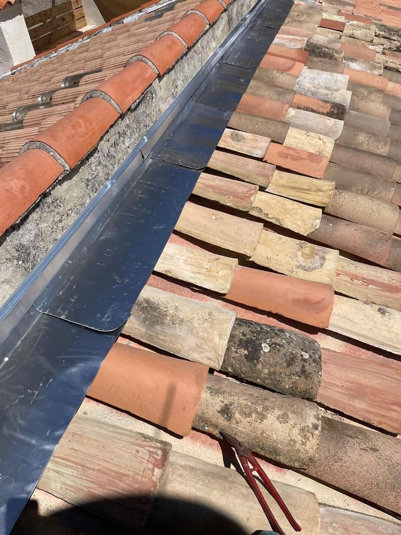 Faîtage et raccord en zinc sur toiture en tuiles